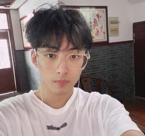 网红帅哥吃瓜事件真相揭秘,揭秘背后真相与真相背后的真相