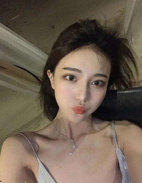 农村女人吃网红瓜图片,传统与现代的碰撞